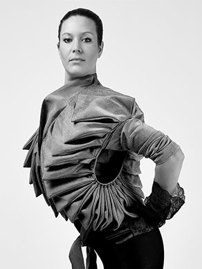 Modele feminin présente un vêtement haute-couture