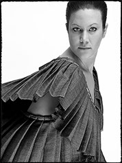 Modele feminin présente un vêtement haute-couture