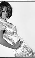 Modele feminin présente un vêtement haute-couture