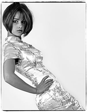 Modele feminin présente un vêtement haute-couture