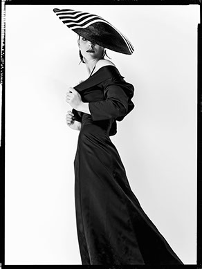 Modele feminin présente un vêtement haute-couture Copyright Claude Halet