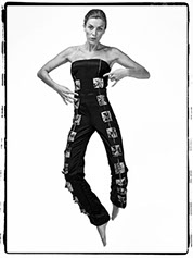 Modele feminin présente un vêtement haute-couture