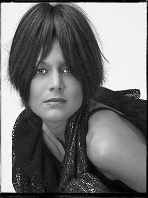 Modele feminin présente un vêtement haute-couture