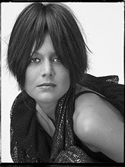 Modele feminin présente un vêtement haute-couture