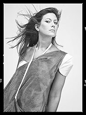 Modele feminin présente un vêtement haute-couture