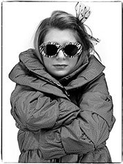 Modele feminin présente un vêtement haute-couture