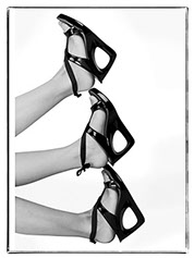 Modele feminin présente un vêtement haute-couture