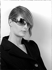 Modele feminin présente un vêtement haute-couture