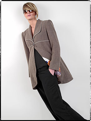 Modele feminin présente un vêtement haute-couture