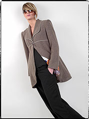 Modele feminin présente un vêtement haute-couture